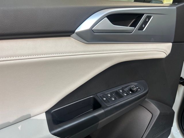2025 Volkswagen Taos SE photo 12