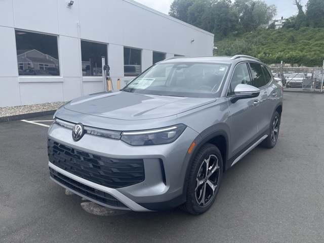 2025 Volkswagen Tiguan SE photo 2