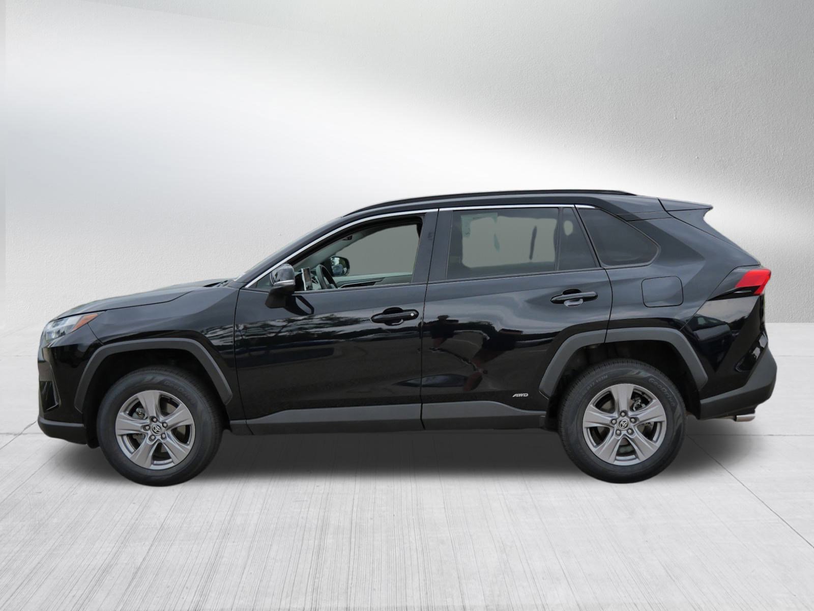 2023 Toyota RAV4 Hybrid XLE photo 3