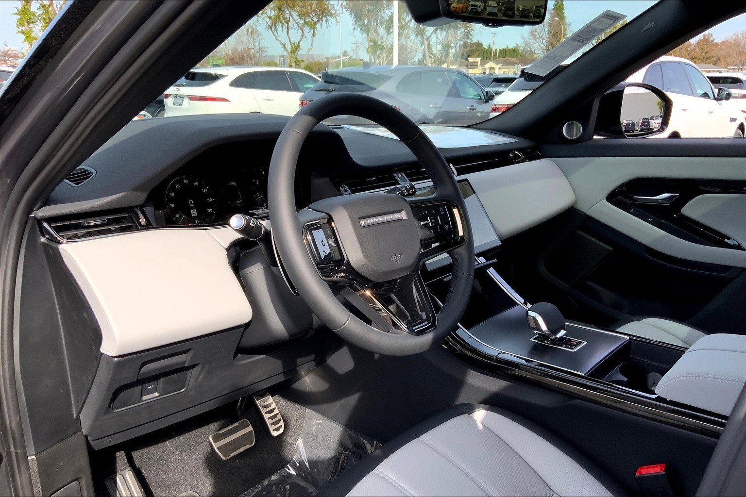 2026 Land Rover Range Rover Evoque Dynamic SE photo 7