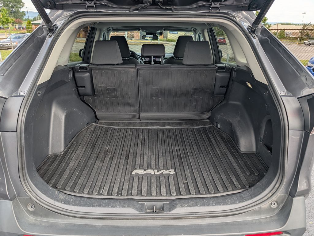2023 Toyota RAV4 Hybrid XLE photo 7