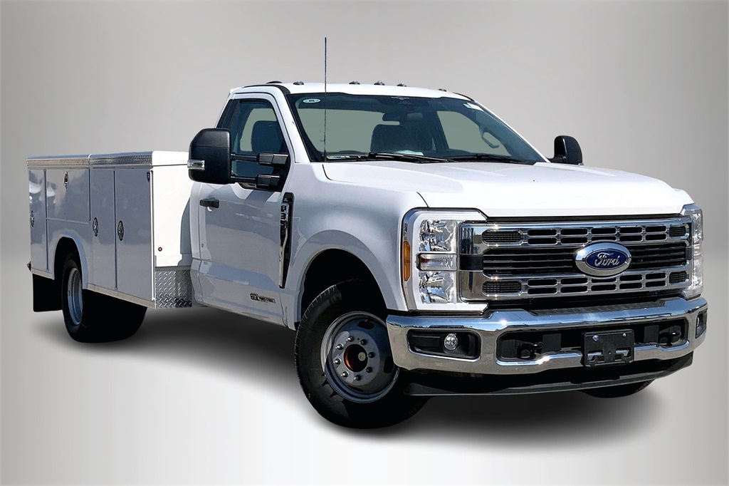 2023 Ford F-350 Super Duty Chassis Cab XL's photo