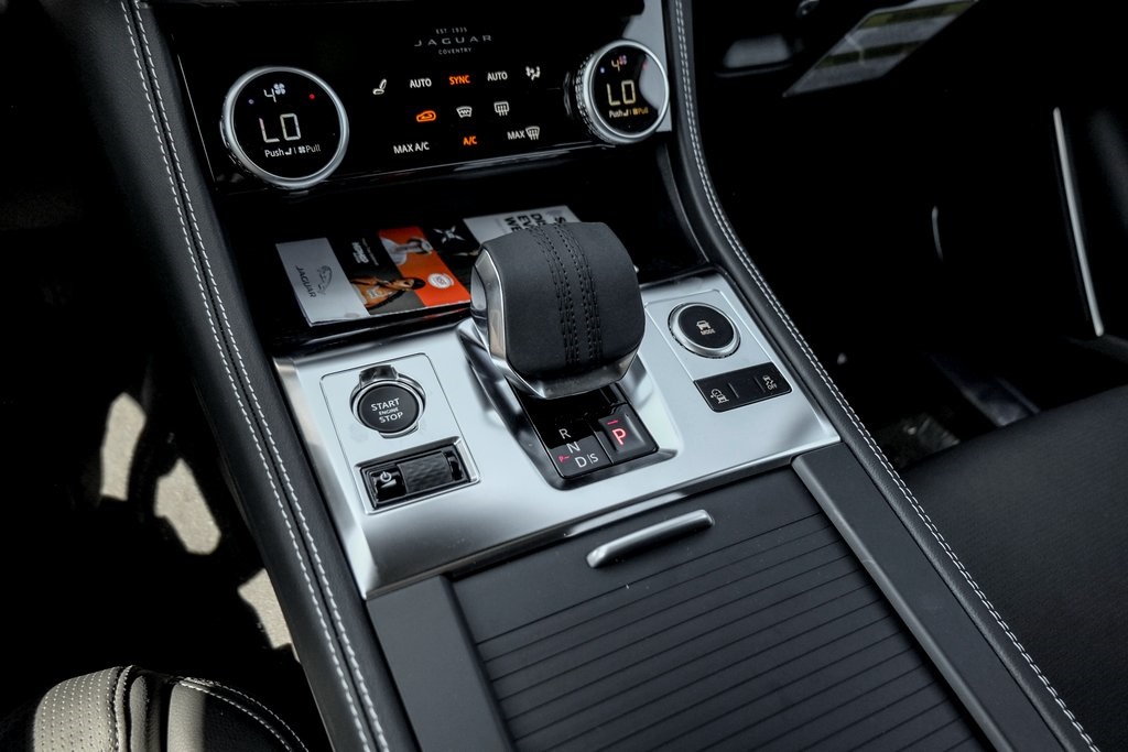 2025 Jaguar F-PACE P400 R-Dynamic S photo 13