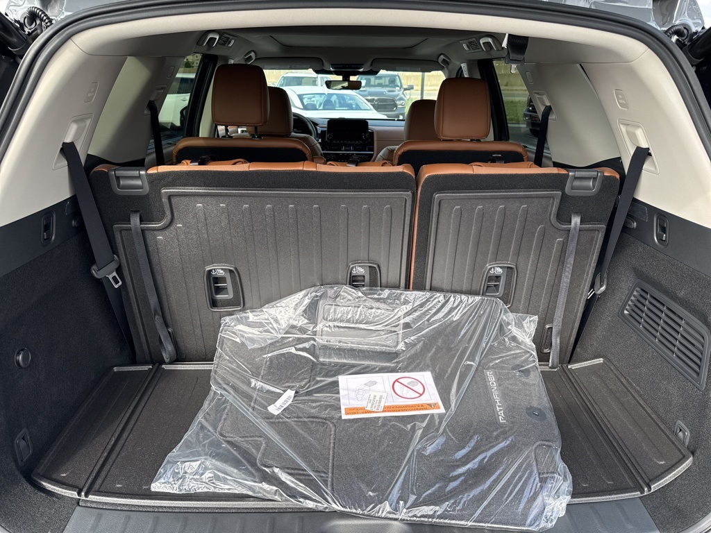2025 Nissan Pathfinder Platinum photo 3