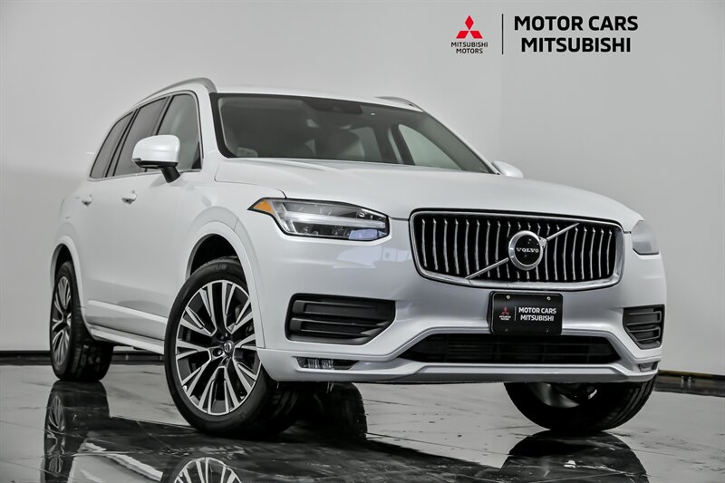 2020 Volvo XC90 Momentum's photo