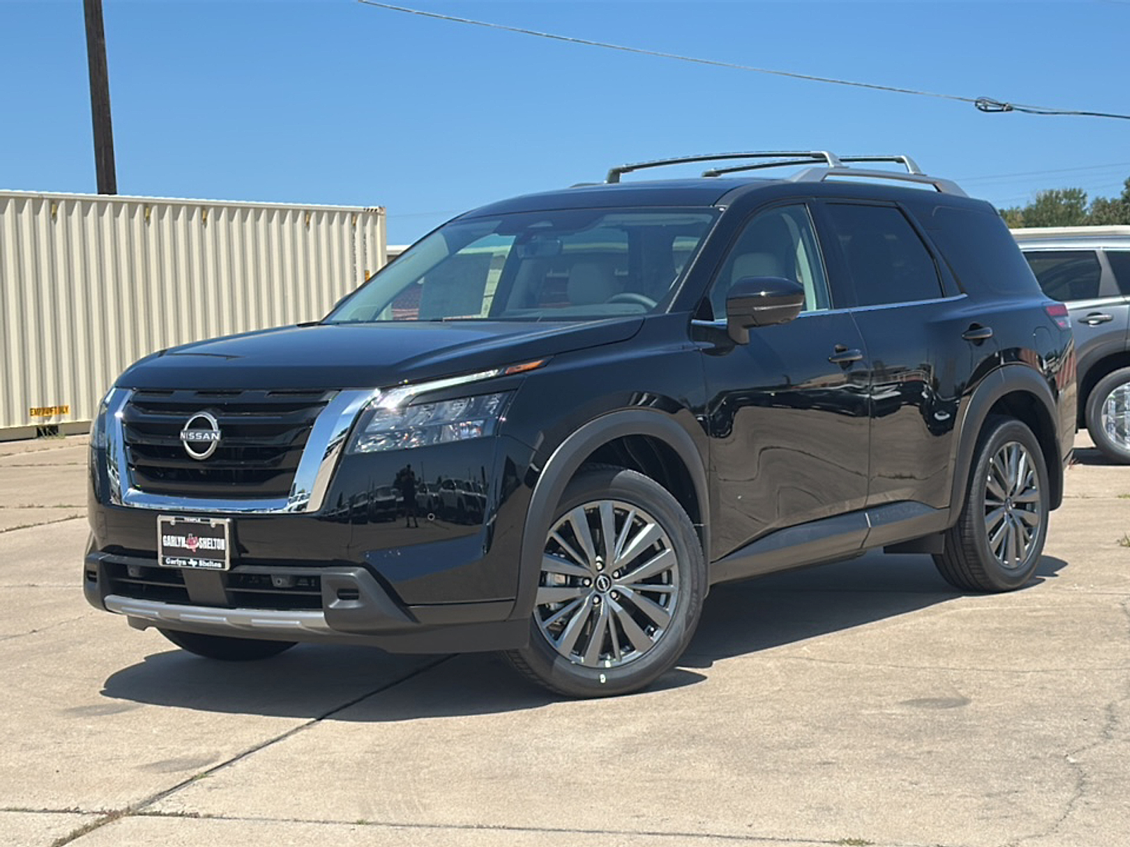 2025 Nissan Pathfinder SL photo 2