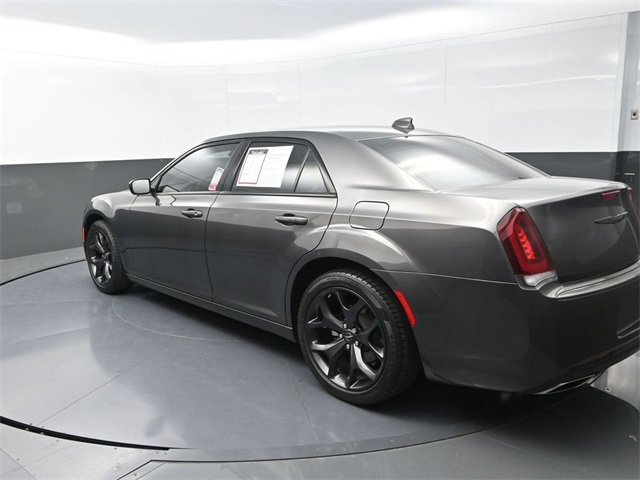 2023 Chrysler 300 Touring photo 3