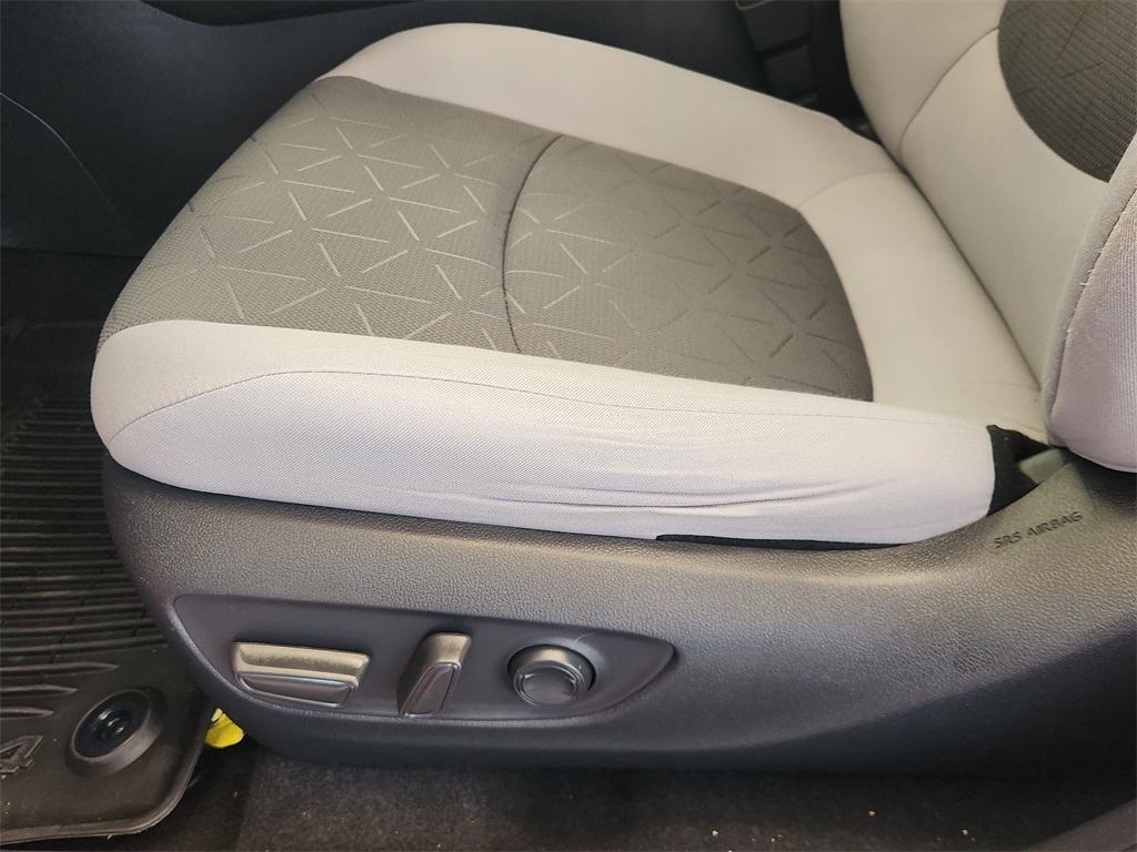 2021 Toyota RAV4 Hybrid XLE photo 17