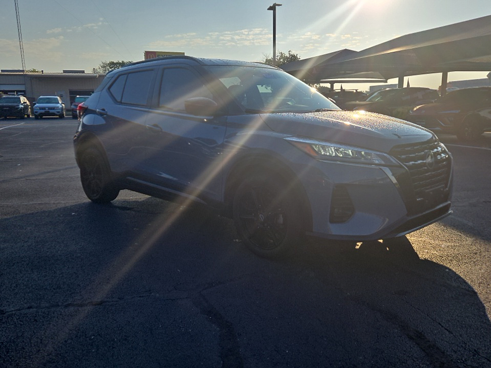 2023 Nissan Kicks SR photo 2
