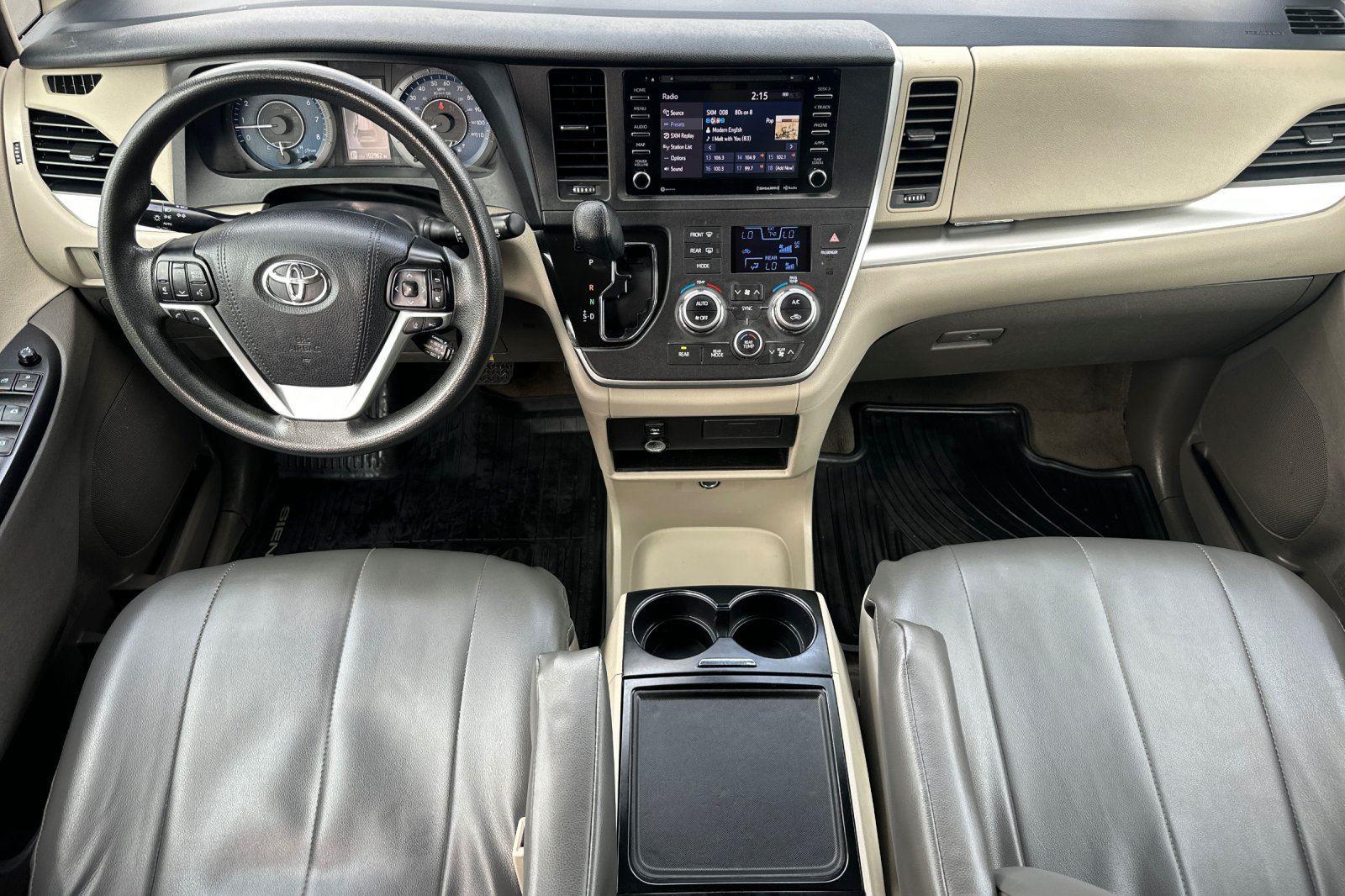 2020 Toyota Sienna LE photo 3