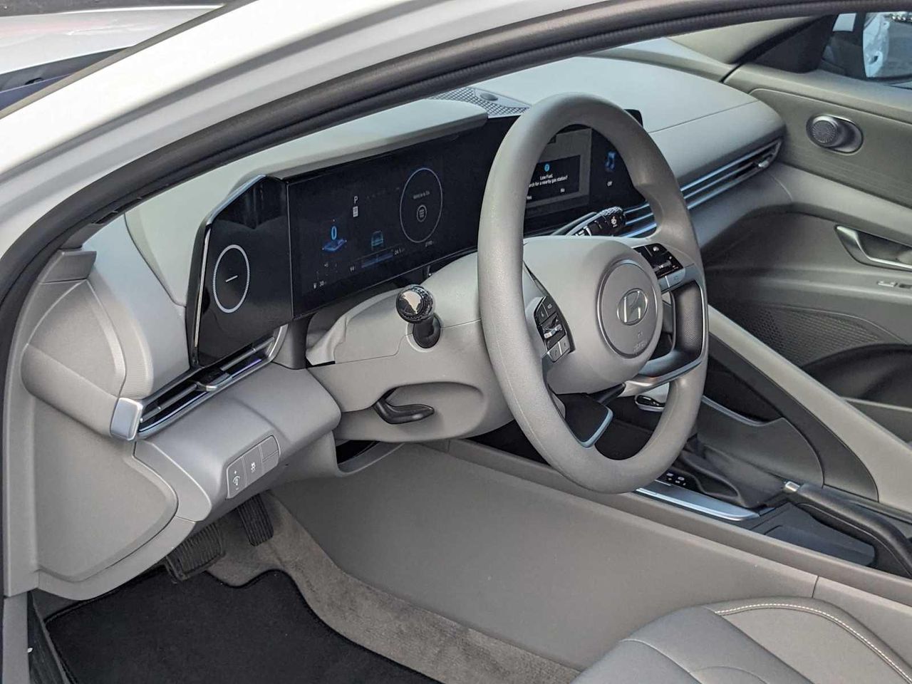 2024 Hyundai Elantra SEL photo 2