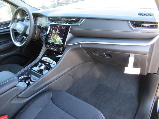 2025 Jeep Grand Cherokee Laredo photo 11