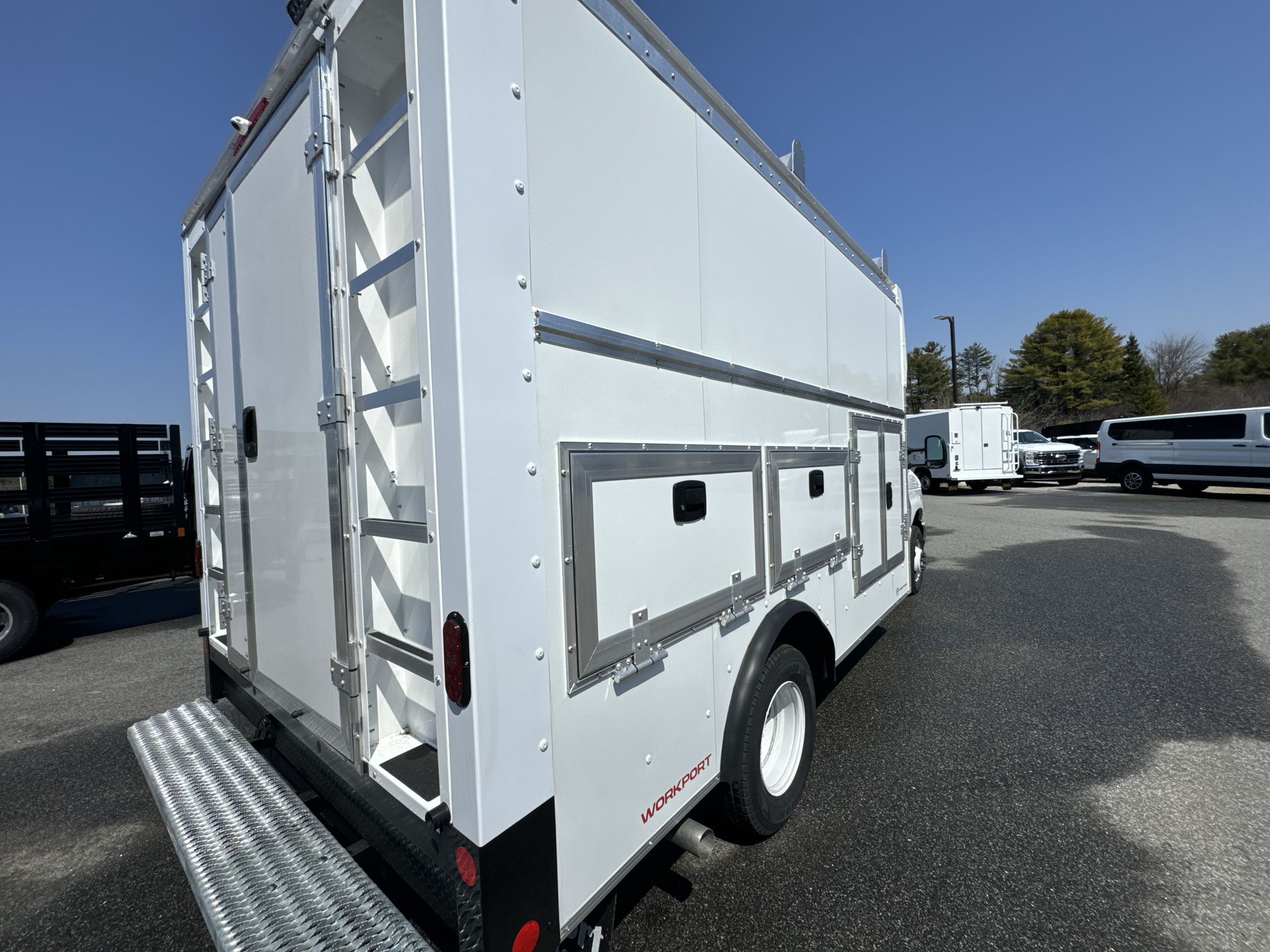 2026 Ford E-450 Cutaway DRW photo 4