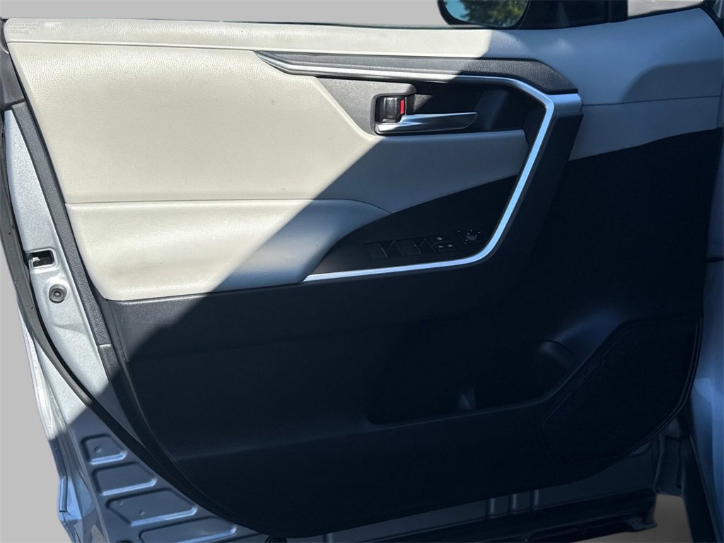2020 Toyota RAV4 XLE Premium photo 15