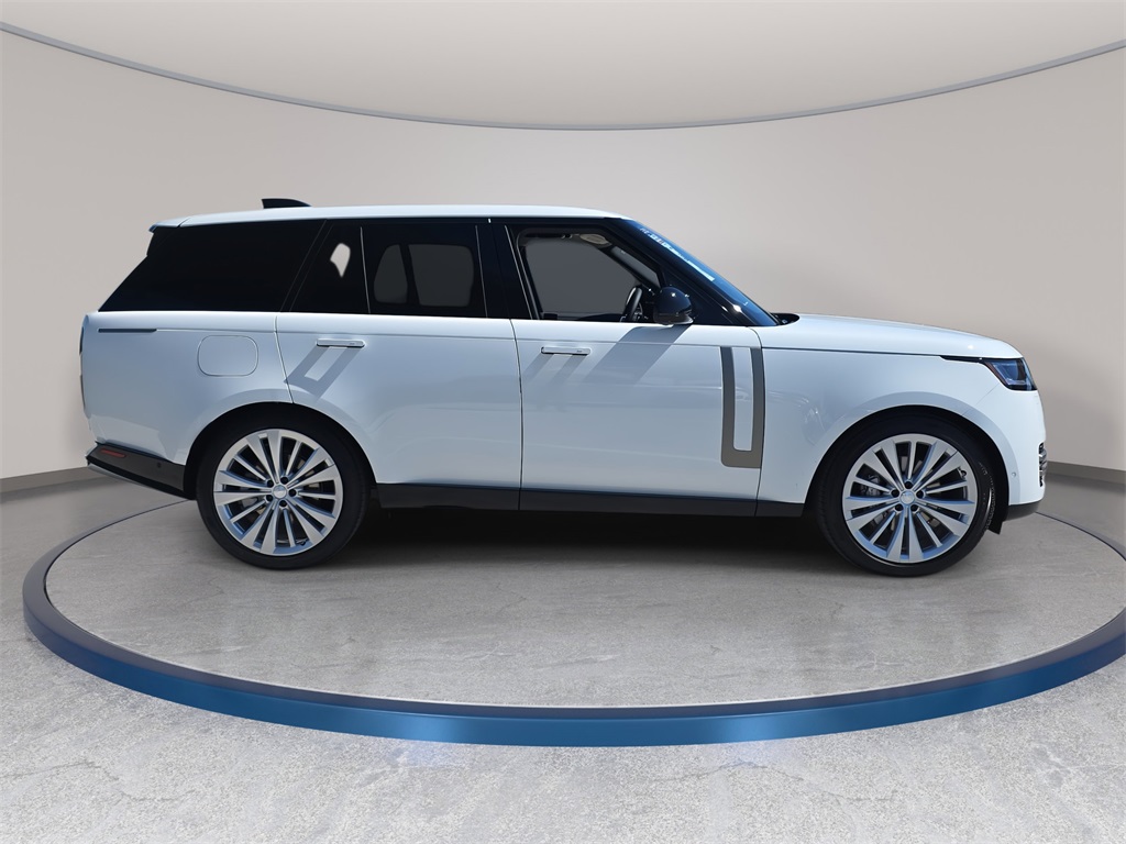 2025 Land Rover Range Rover SE photo 4