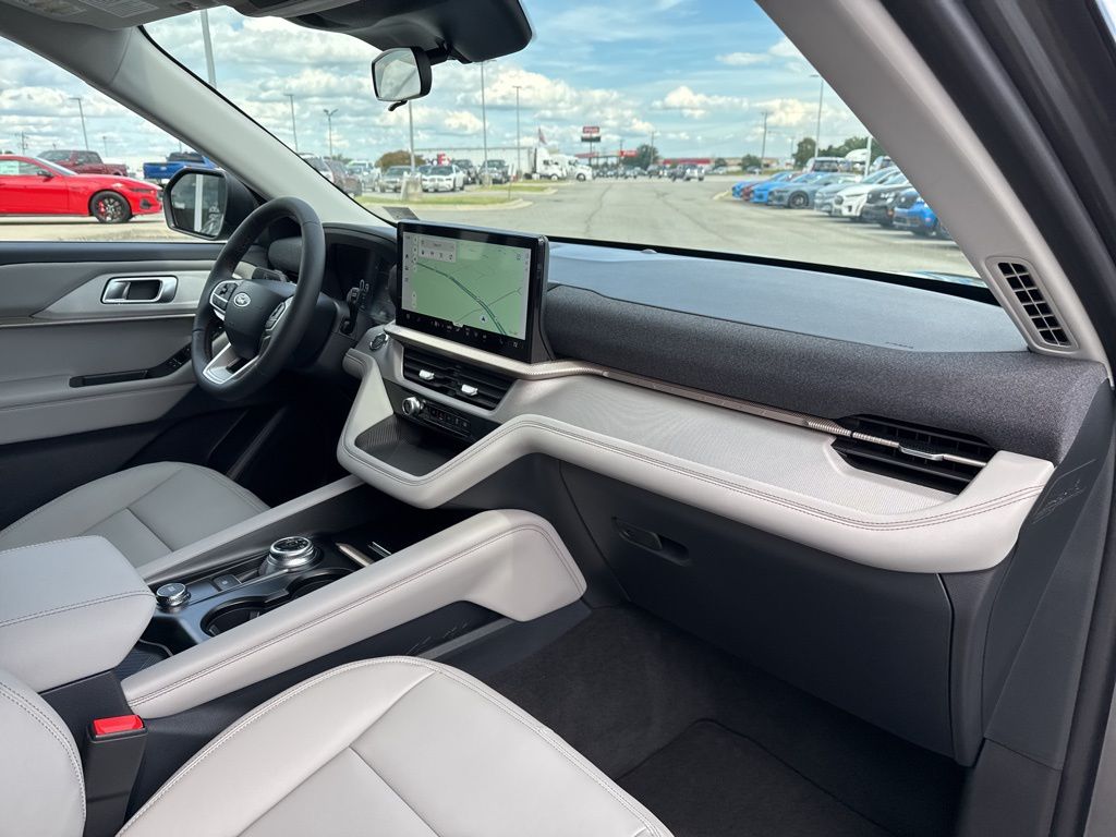 2025 Ford Explorer photo 21