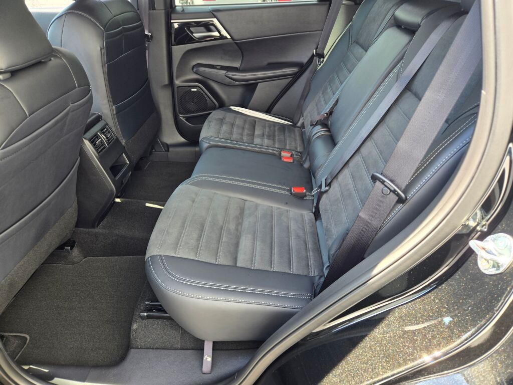 2025 Mitsubishi Outlander SE photo 13