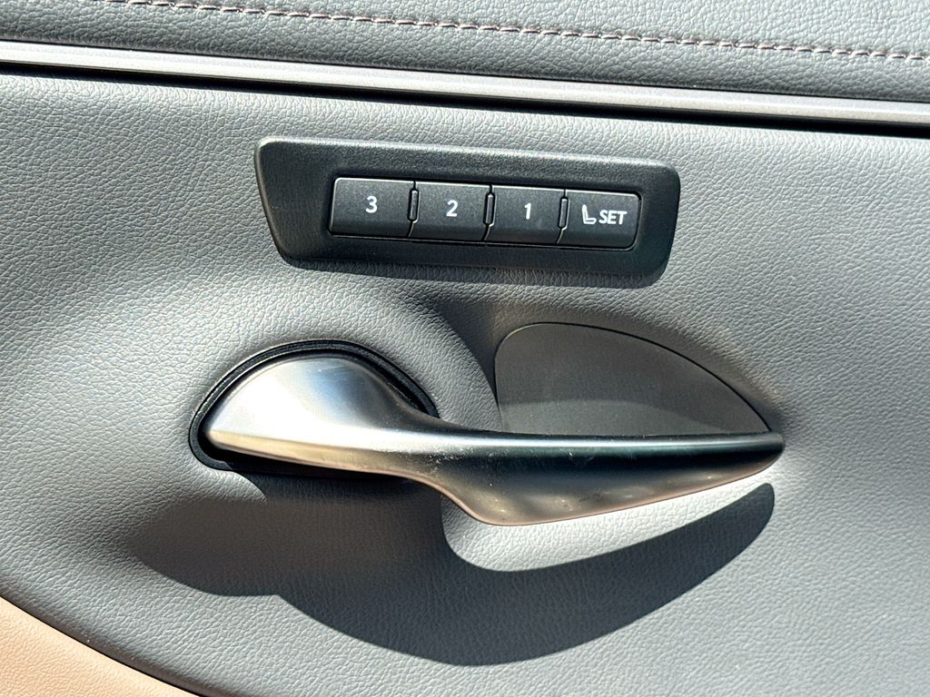 2025 Lexus ES Premium photo 17