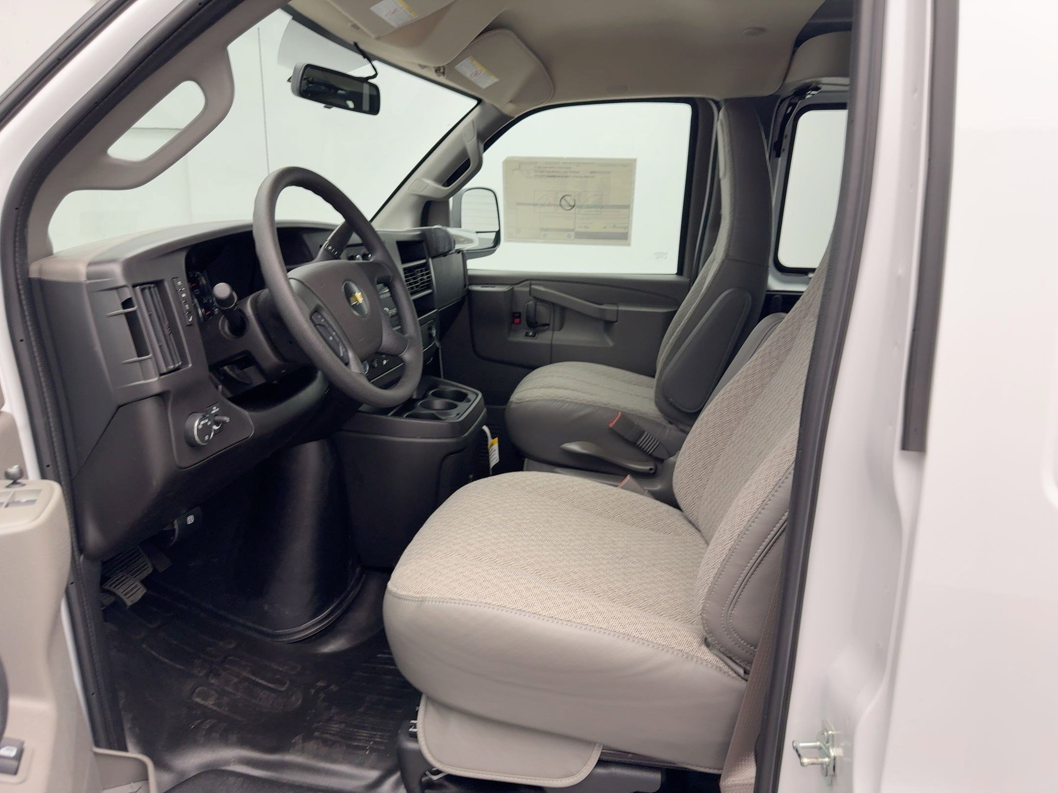 2025 Chevrolet Express Cargo 2500 photo 5