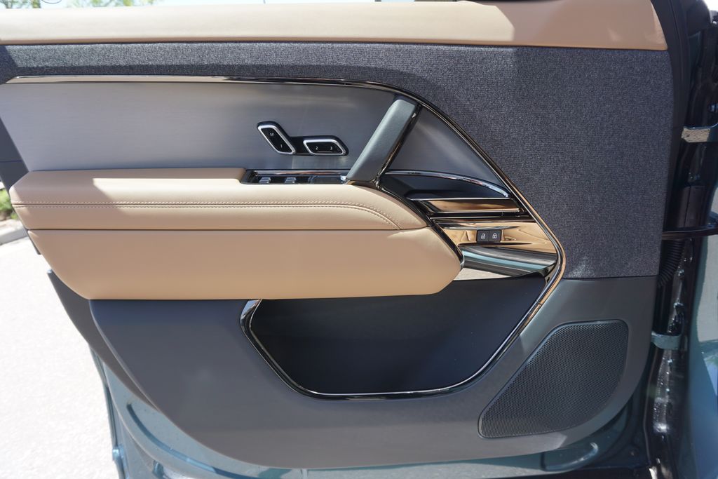 2025 Land Rover Range Rover Sport SE photo 16