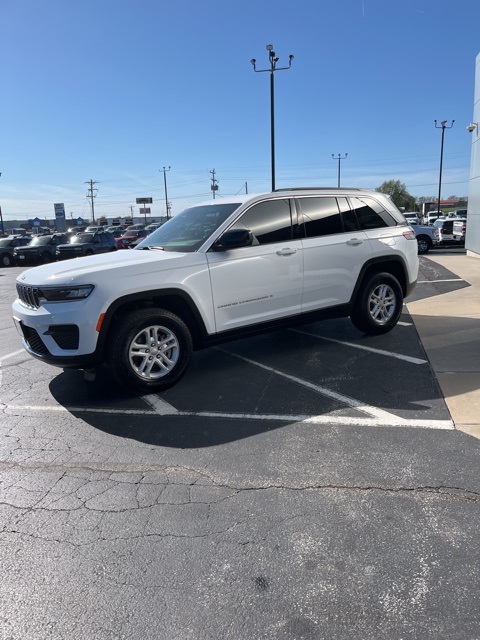2025 Jeep Grand Cherokee Laredo photo 2
