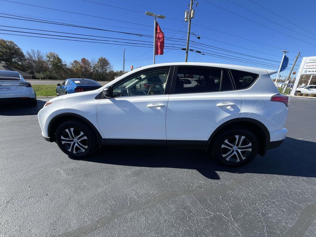 2017 Toyota RAV4 LE photo 3