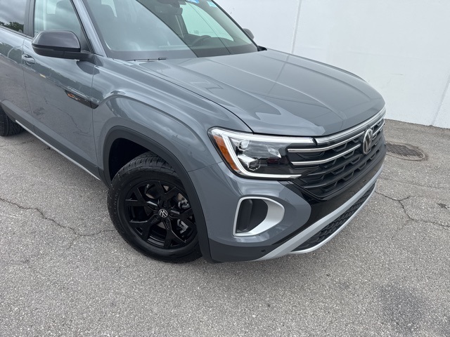 2025 Volkswagen Atlas Peak Edition SE photo 3