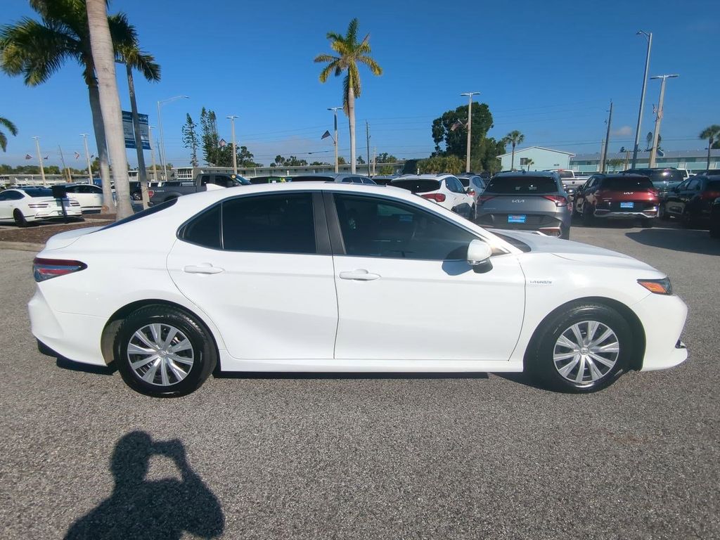 2020 Toyota Camry LE Hybrid photo 4