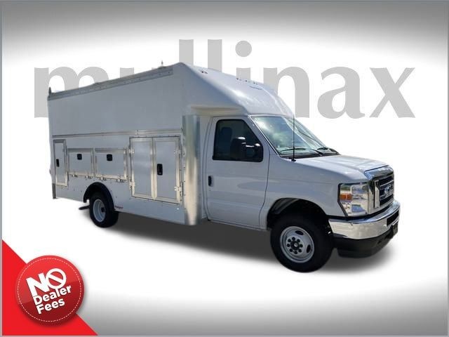 2025 Ford E-Series Cutaway Base's photo