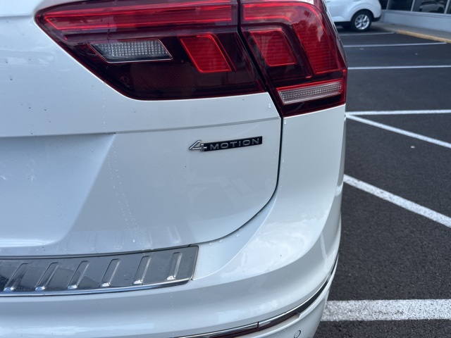 2022 Volkswagen Tiguan SEL Premium R-Line photo 2
