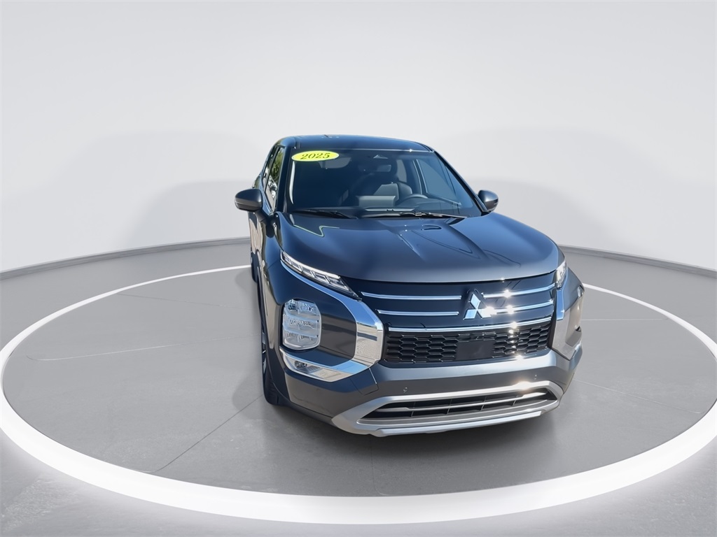 2025 Mitsubishi Outlander SE photo 3