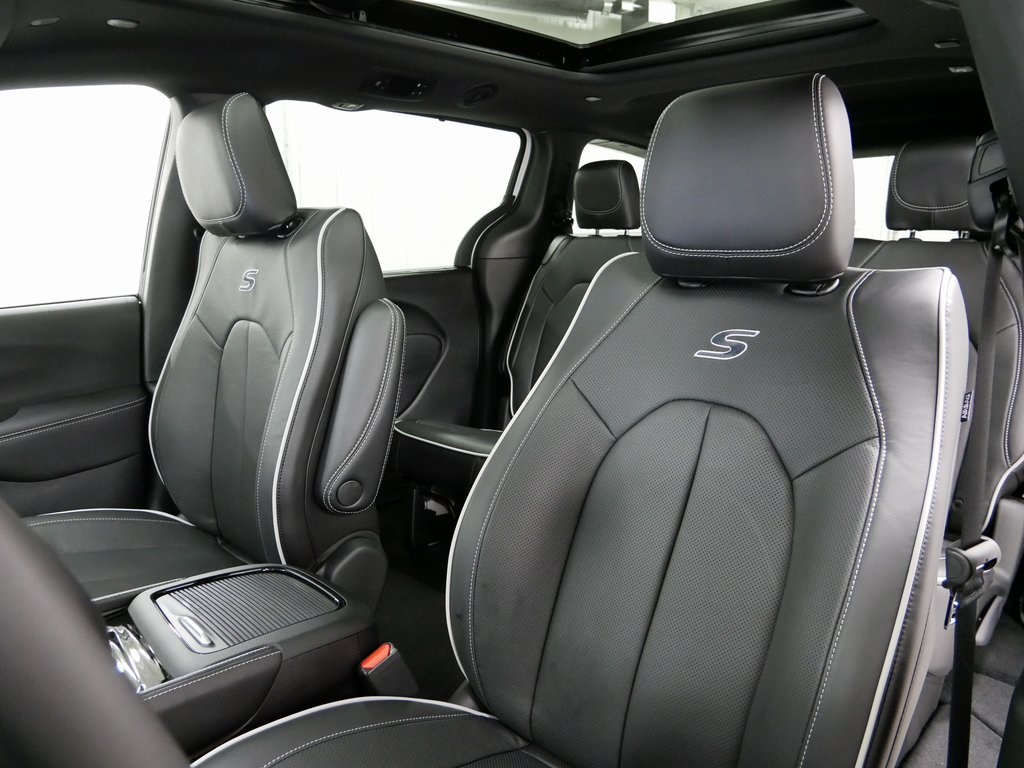 2026 Chrysler Pacifica Limited photo 8