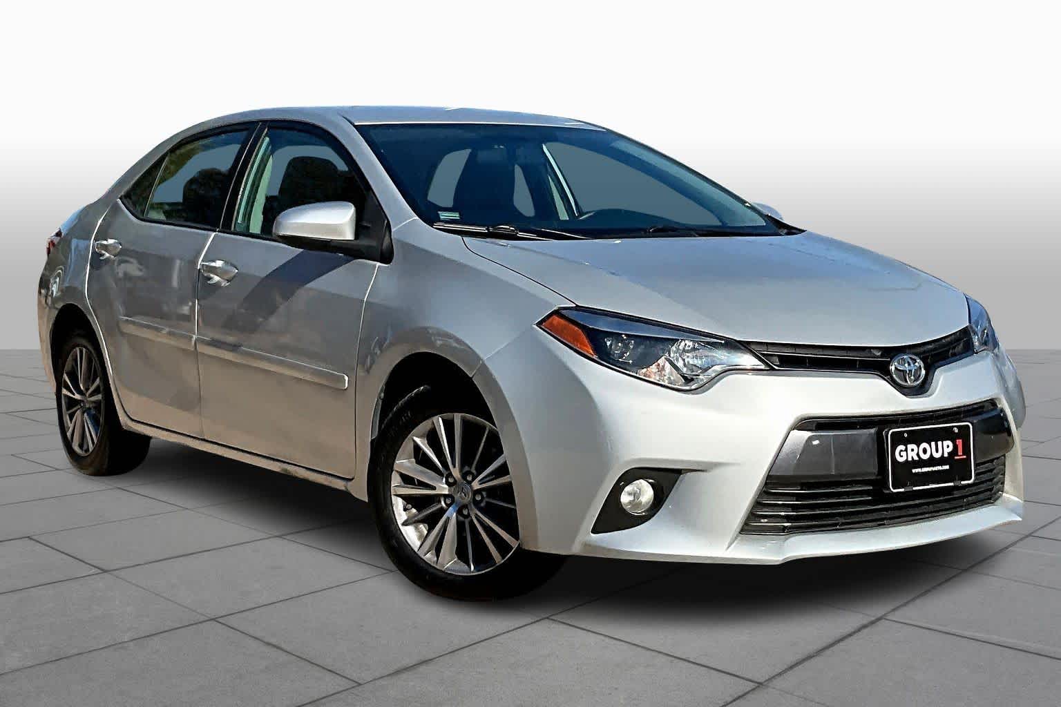 2015 Toyota Corolla LE Plus photo 2