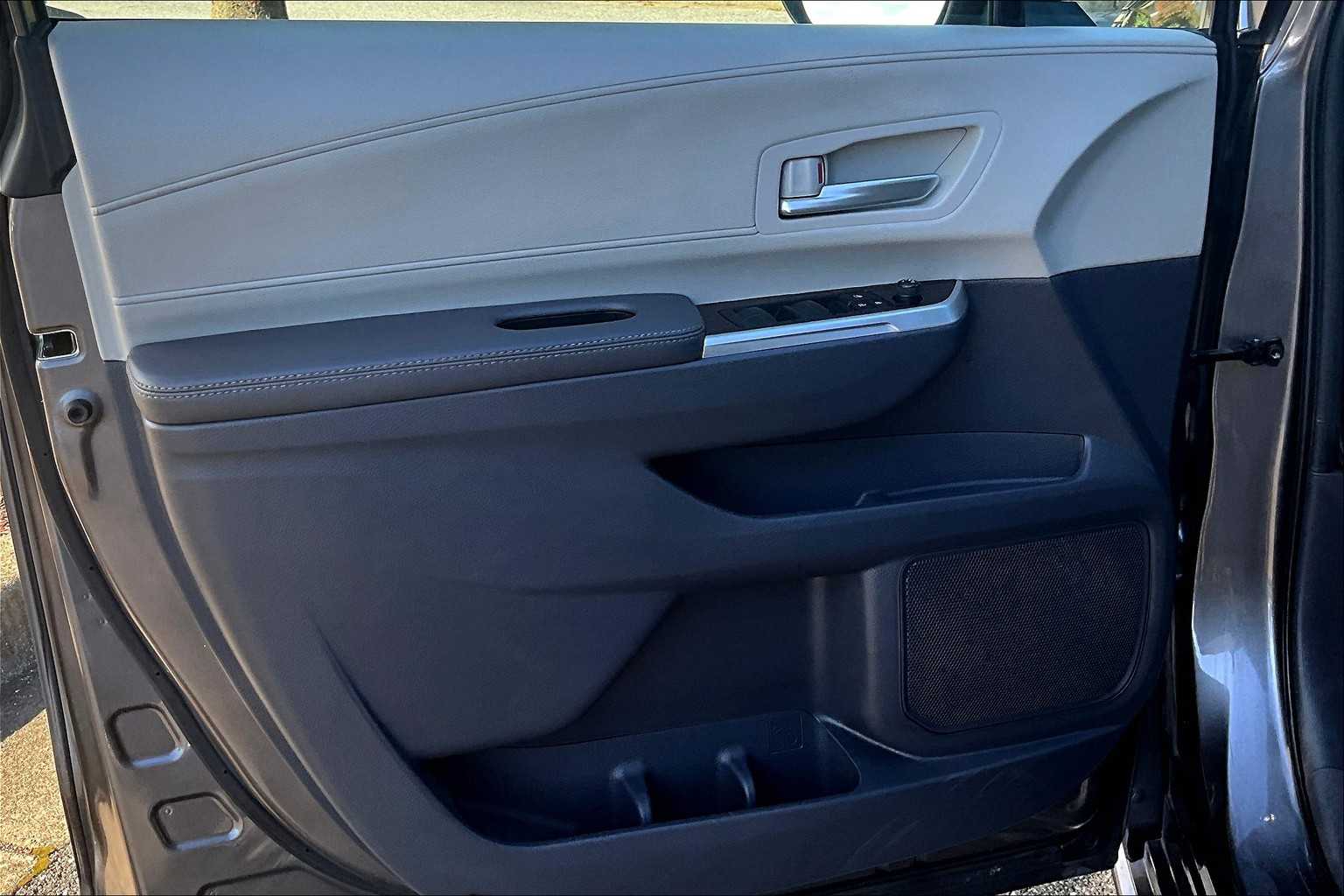 2024 Toyota Sienna XLE photo 21