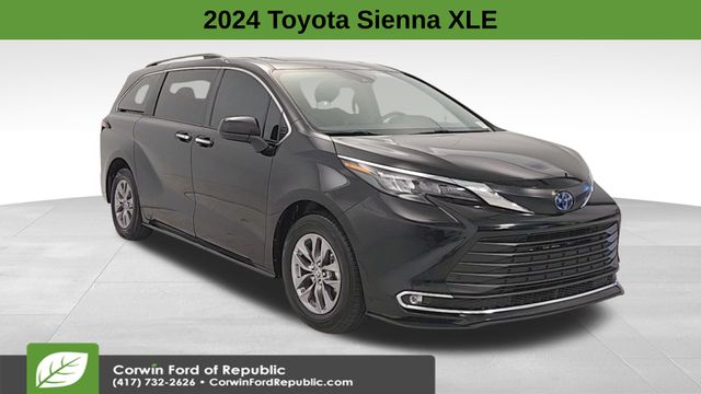 2024 Toyota Sienna XLE's photo