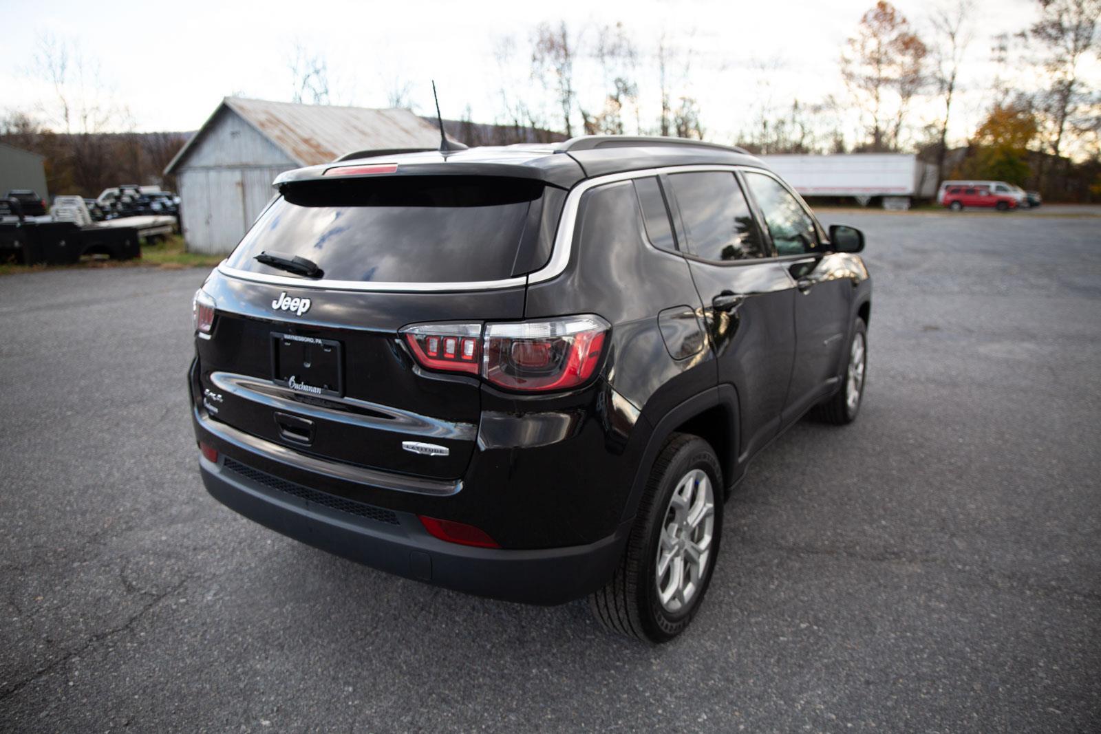 2024 Jeep Compass Latitude photo 3