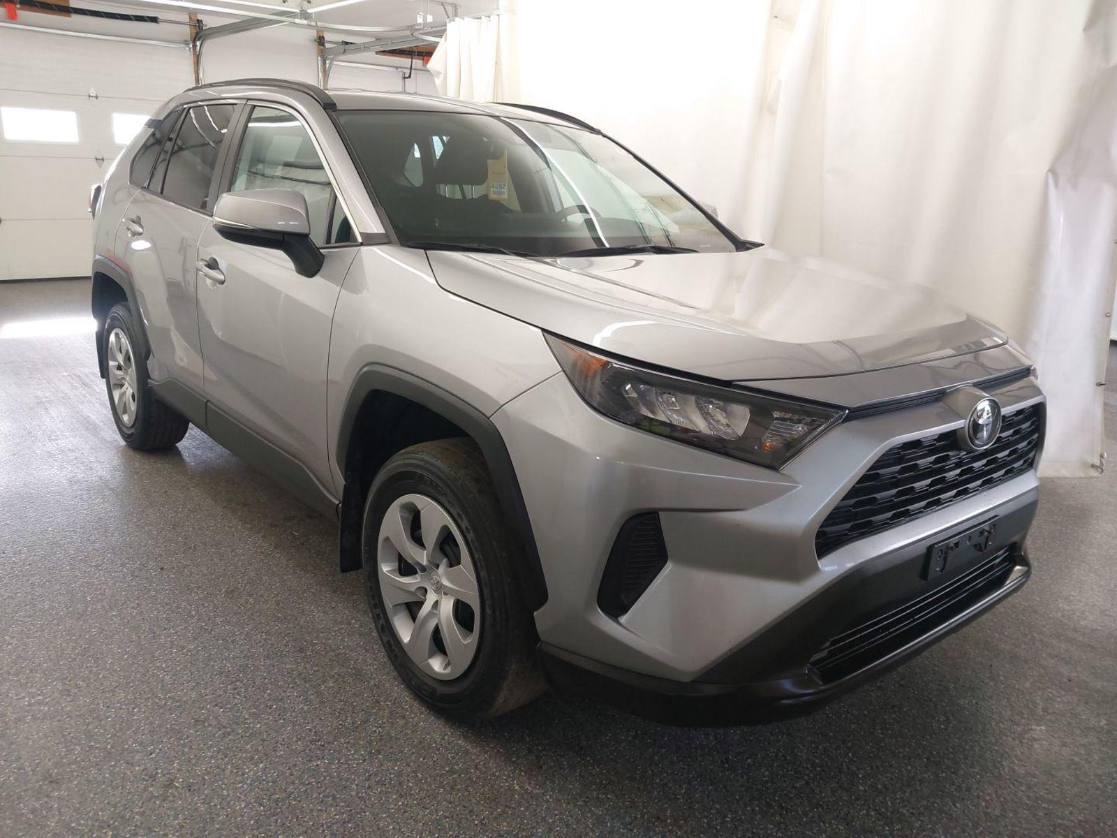 2021 Toyota RAV4 LE photo 2