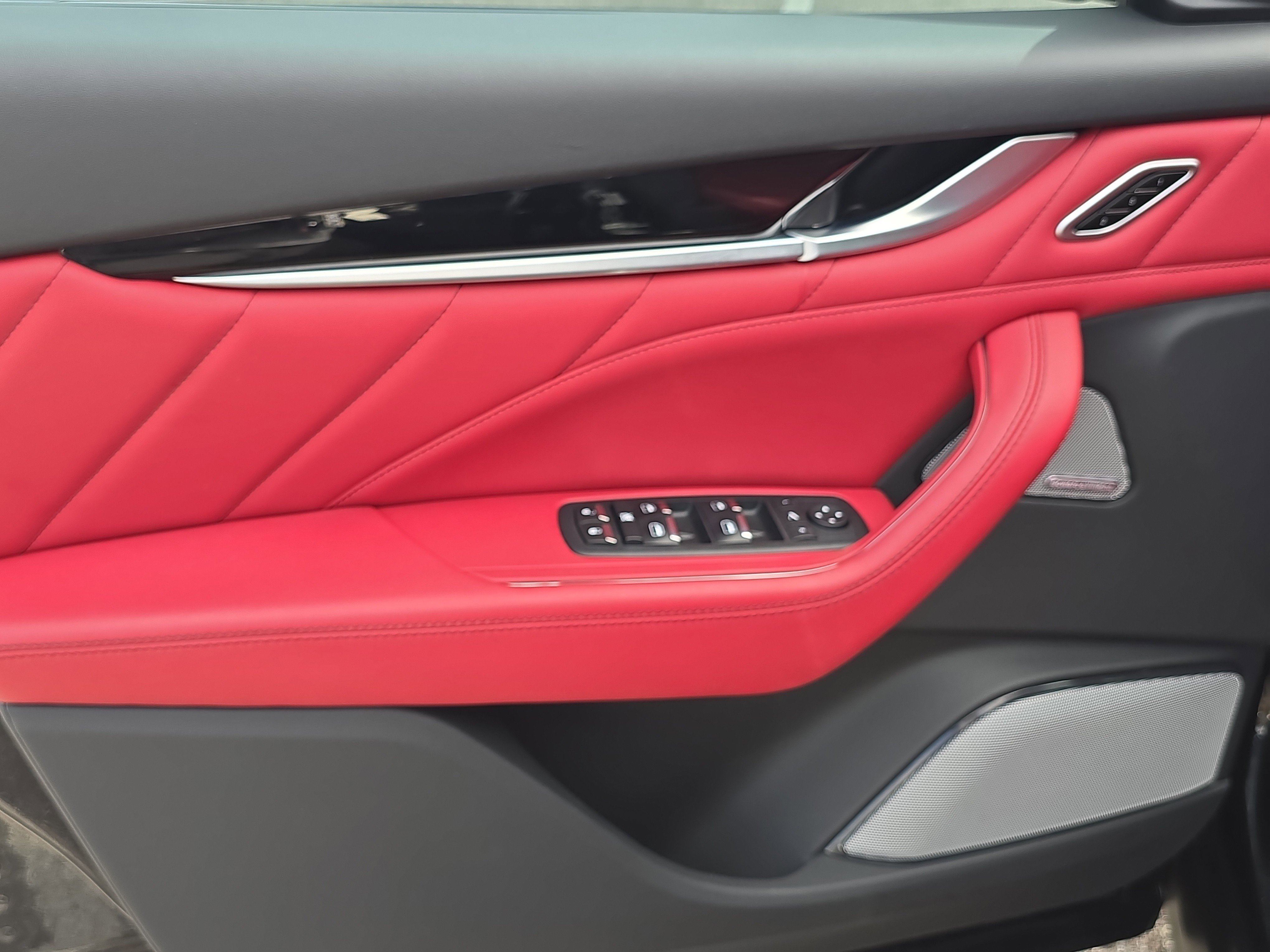 2023 Maserati Levante Modena S photo 3