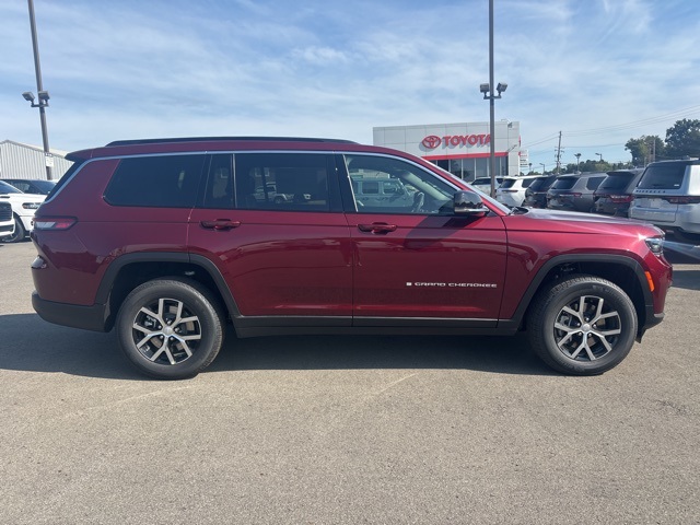 2025 Jeep Grand Cherokee Limited photo 2