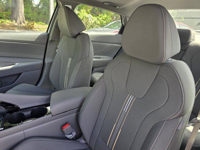 2025 Hyundai Elantra SEL Convenience photo 15