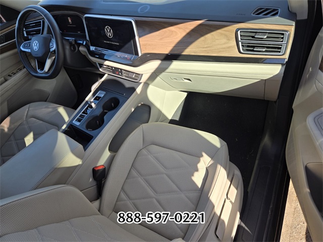 2025 Volkswagen Atlas SE photo 2