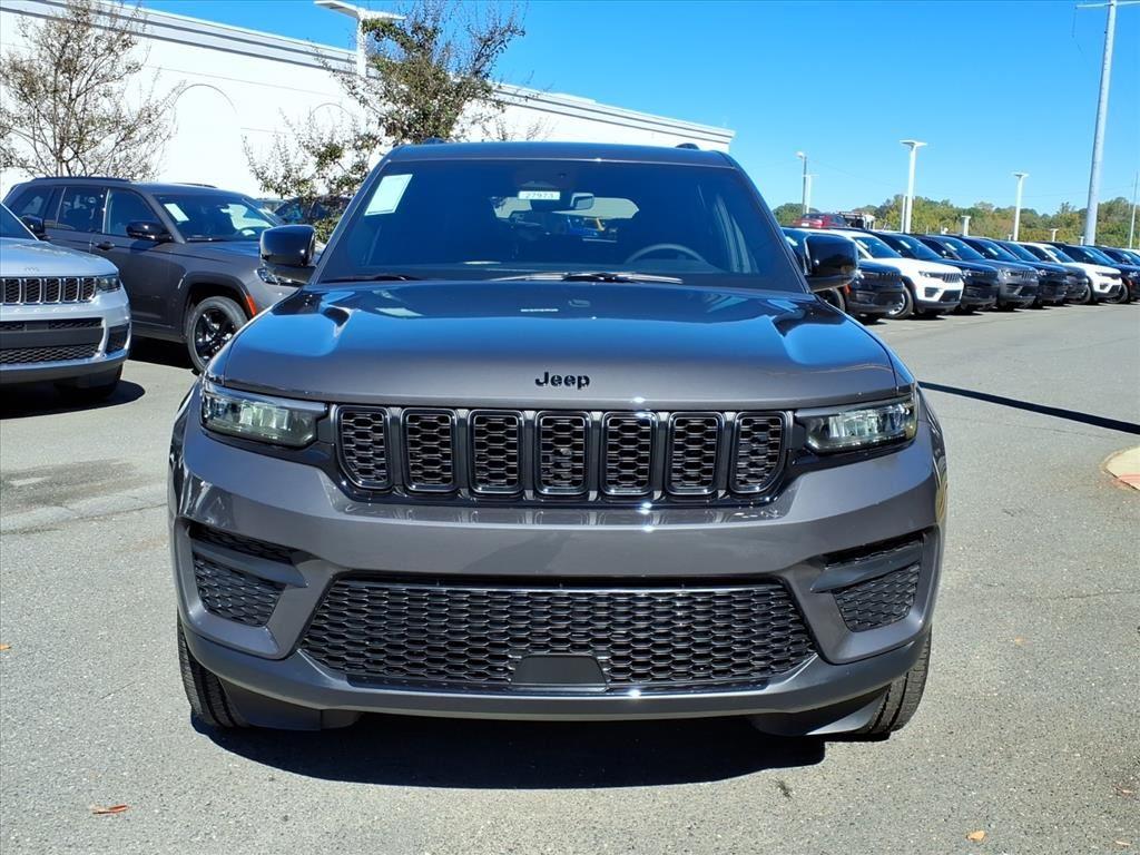 2025 Jeep Grand Cherokee Altitude photo 2