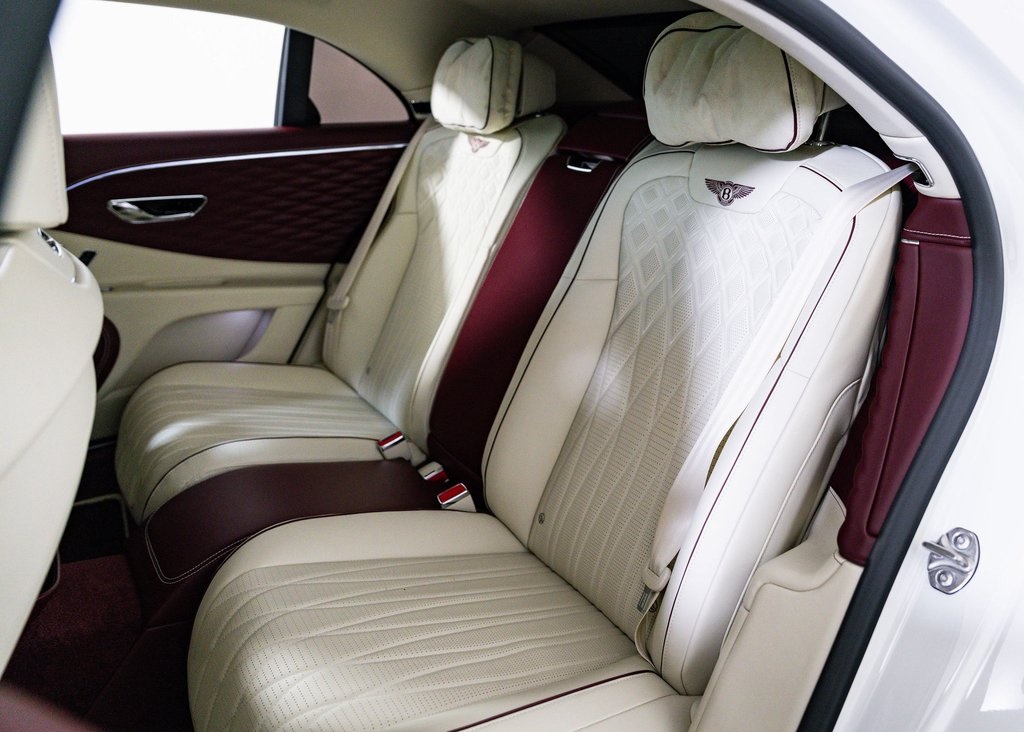 Used 2022 Glacier White Bentley V8 image 24