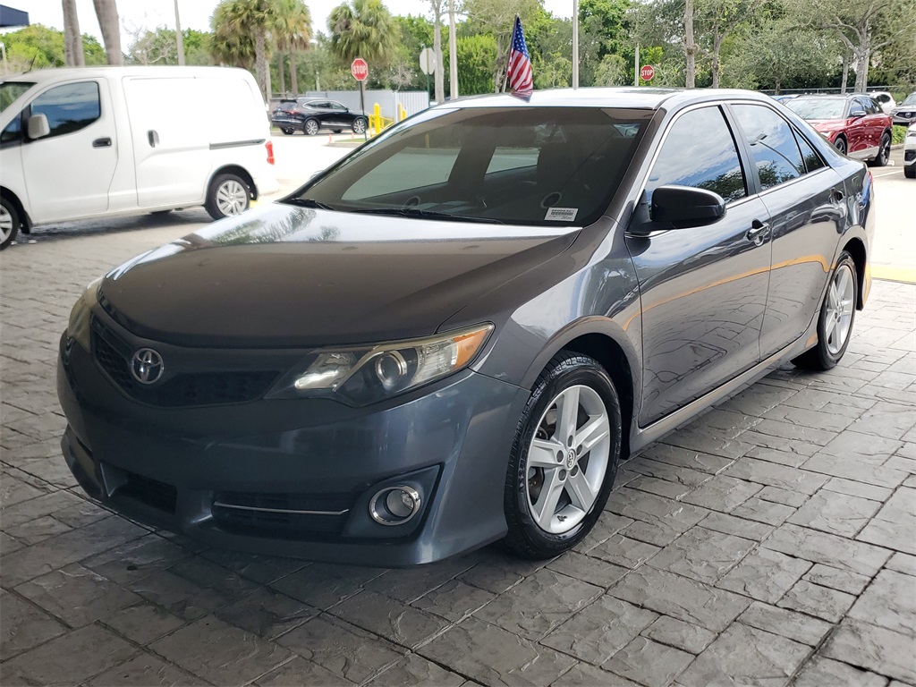 2013 Toyota Camry SE photo 3