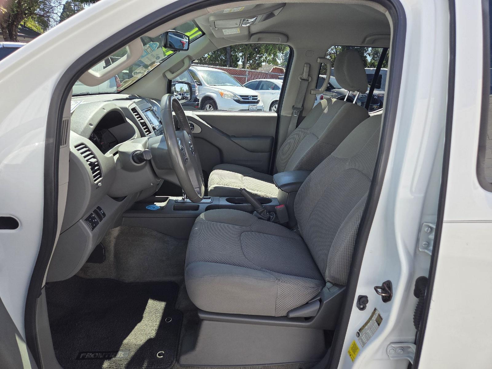 2016 Nissan Frontier SV photo 2