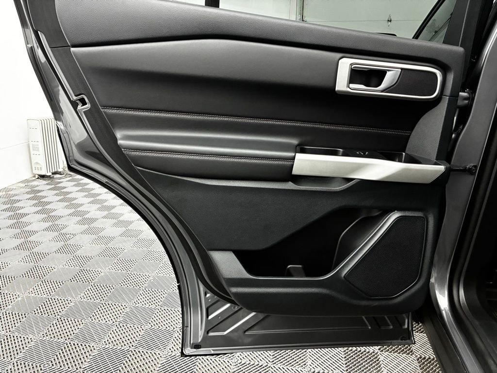 2023 Ford Explorer XLT photo 25