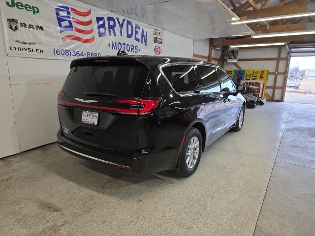 2025 Chrysler Pacifica photo 3