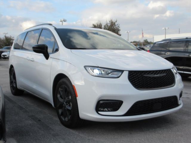 2025 Chrysler Pacifica Limited's photo