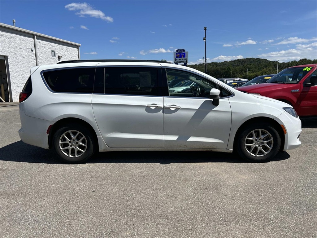 2020 Chrysler Voyager LXi photo 3