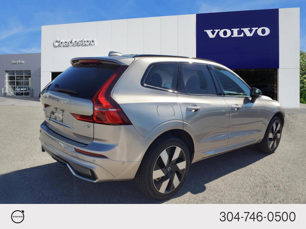 2025 Volvo XC60 Hybrid Plus photo 2